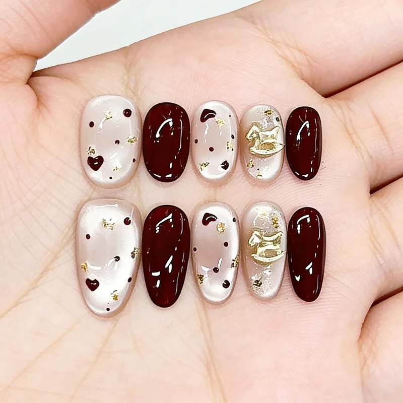 Dekorativer Press-On Nagelsatz mit Herz und goldenen Akzenten Karnz