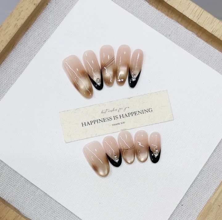 Künstlerisches Ombré Stiletto Press-On Nagelset Karnz
