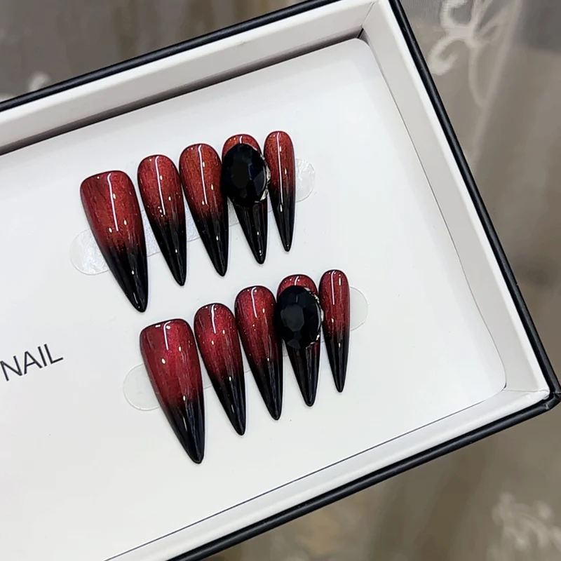 Künstlerisches von der Gotik inspiriertes Press-On Nail Set Karnz