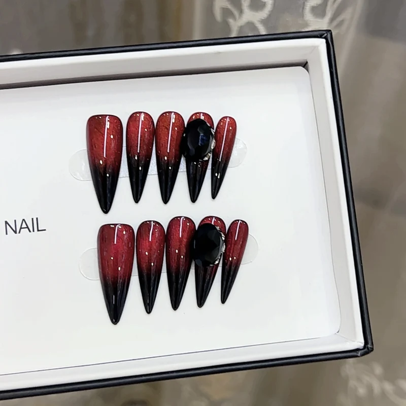 Künstlerisches von der Gotik inspiriertes Press-On Nail Set Karnz
