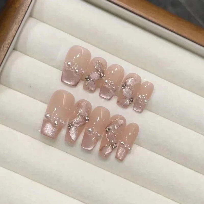 Künstlerisches Blumen Press-On Nagelset mit Perlenakzenten Karnz
