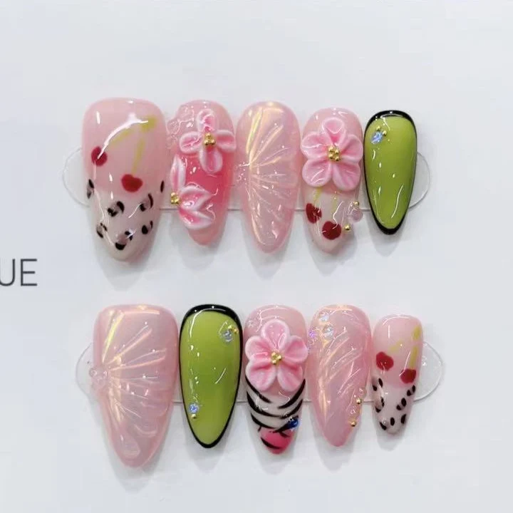 Künstlerisches mit Blumen verziertes Press-On Nagelset Karnz