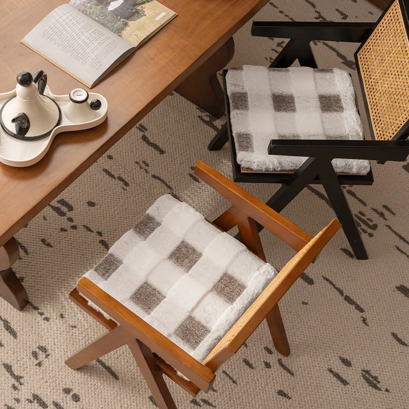Padded seat cushion with faux fur cover and fastening straps Stornfield
