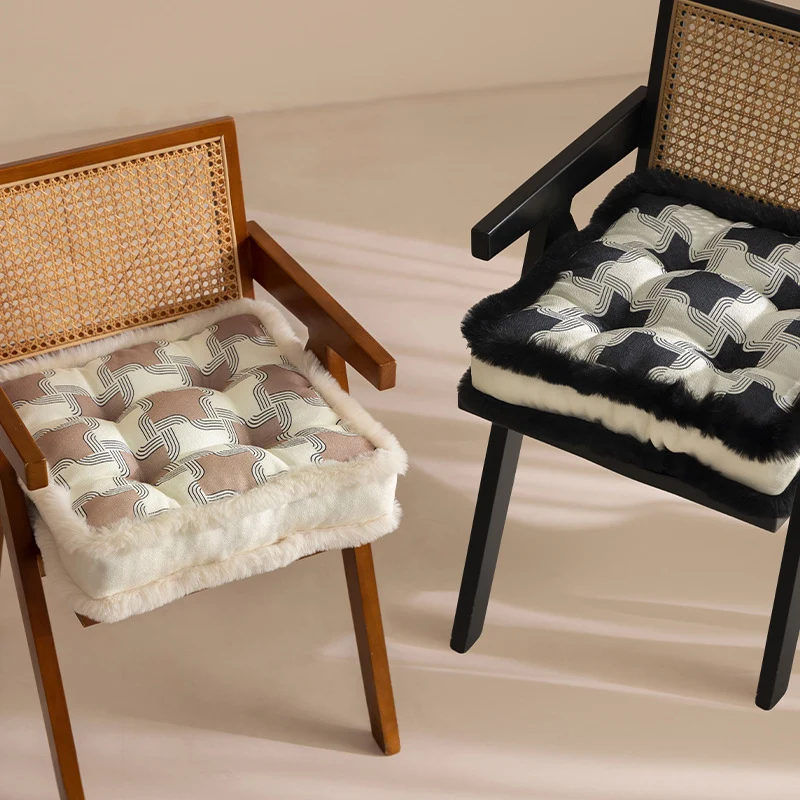 Padded seat cushion with fastening straps, quilted tufting surface and faux fur trim Stornfield