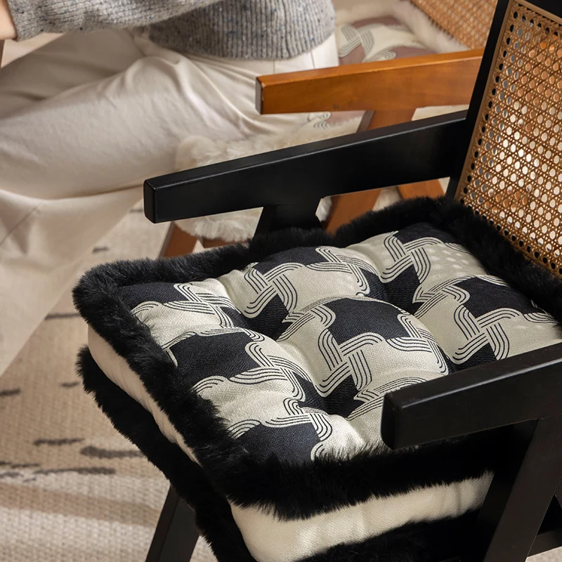 Padded seat cushion with fastening straps, quilted tufting surface and faux fur trim Stornfield