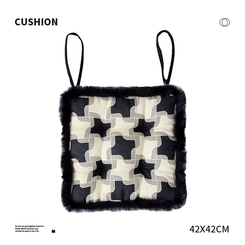 Padded seat cushion with fastening straps, quilted tufting surface and faux fur trim Stornfield