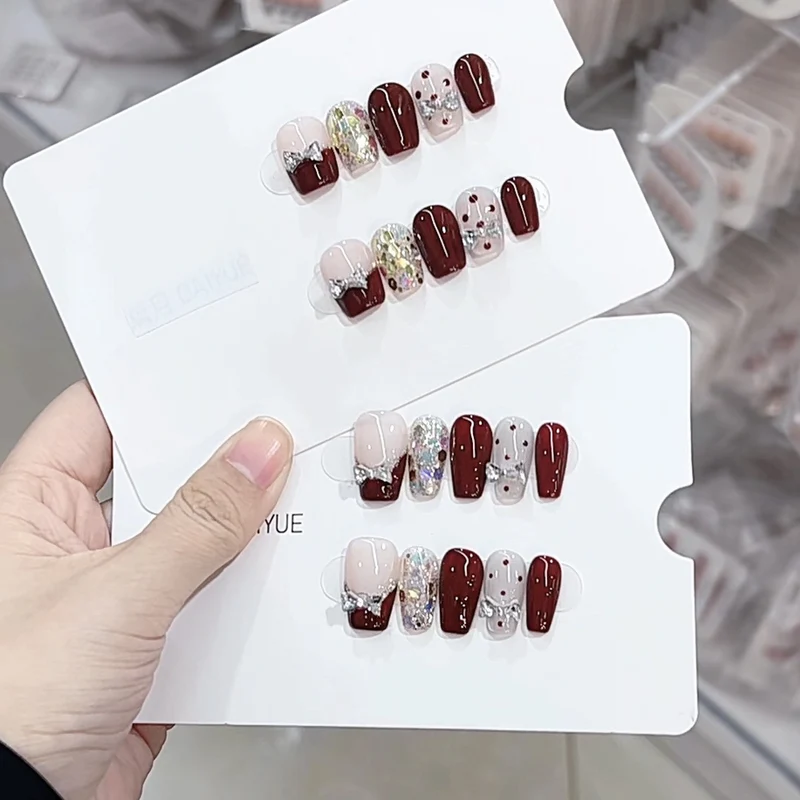 Luxus Press-On Nagelkunst Set mit glitzernden Schleifenakzenten Karnz