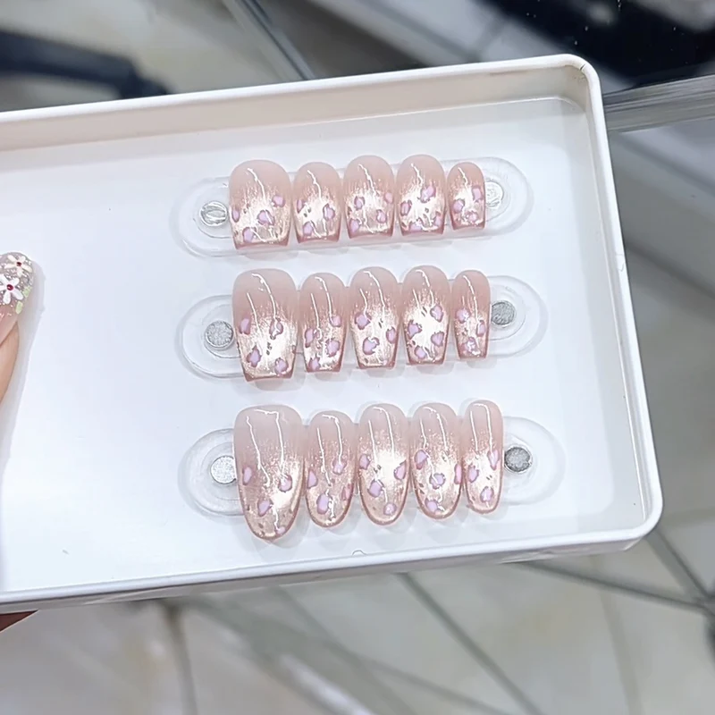 Luxuriöses detailliertes aufzuklebendes Nagelset Karnz