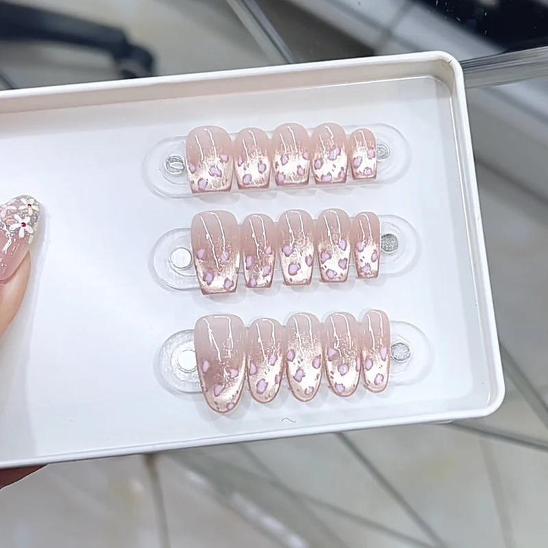 Luxuriöses detailliertes aufzuklebendes Nagelset Karnz