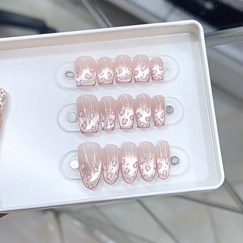 Luxuriöses detailliertes aufzuklebendes Nagelset Karnz