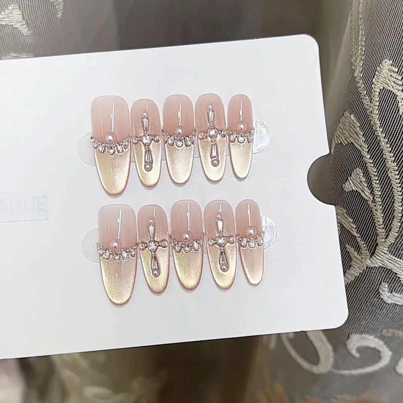 Luxuriöses Press-On-Nagelset mit Strassakzenten Karnz