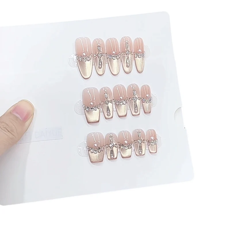 Luxuriöses Press-On-Nagelset mit Strassakzenten Karnz