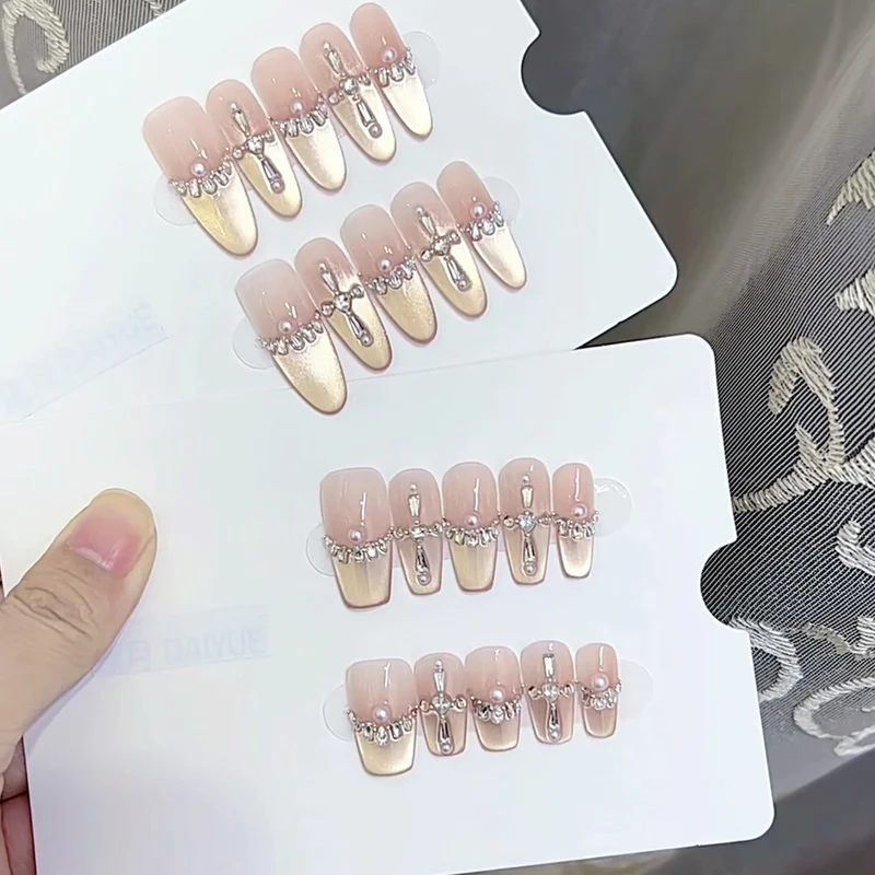 Luxuriöses Press-On-Nagelset mit Strassakzenten Karnz