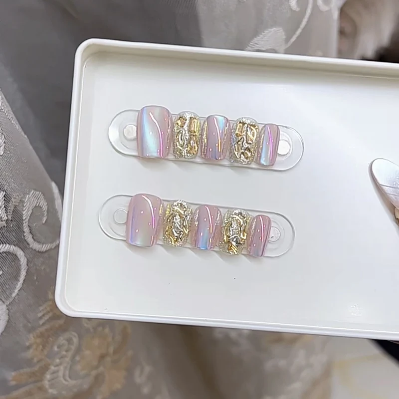 Luxuriöses Press-On Nagelkunst Set mit goldenen Akzenten Karnz