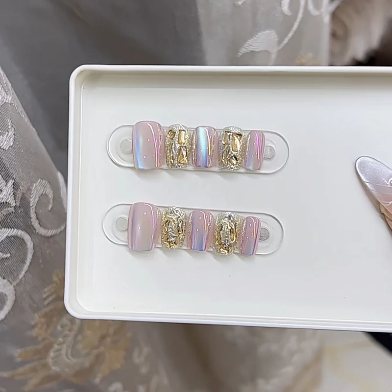 Luxuriöses Press-On Nagelkunst Set mit goldenen Akzenten Karnz