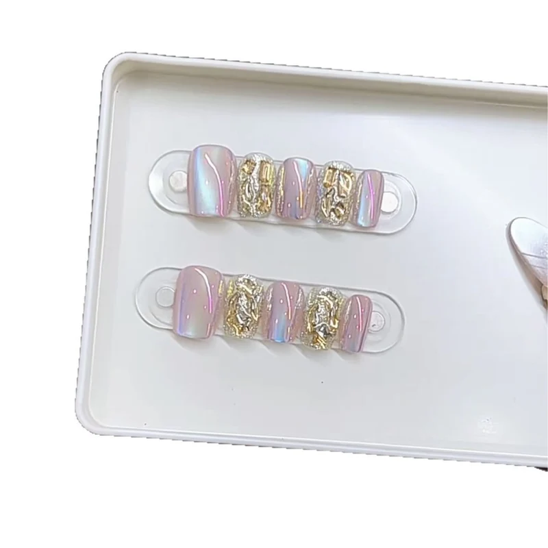 Luxuriöses Press-On Nagelkunst Set mit goldenen Akzenten Karnz
