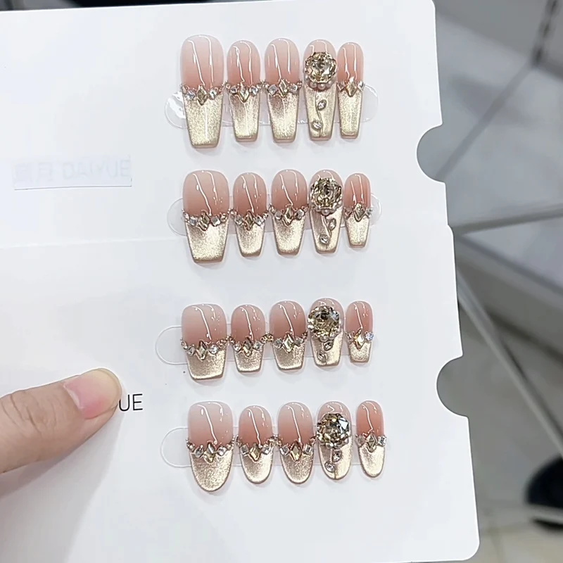 Luxuriöses mit Juwelen verziertes Press-On Nagelset Karnz