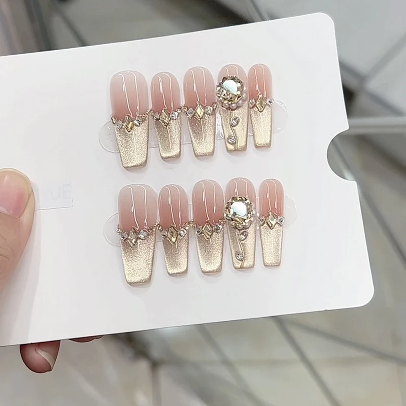 Luxuriöses mit Juwelen verziertes Press-On Nagelset Karnz