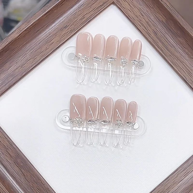 Luxuriöses mit Blumen verzierte Press-On Nagelset Karnz