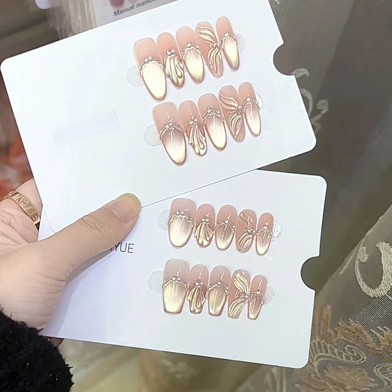 Luxuriöses dekoratives Press-On-Nagelset Karnz