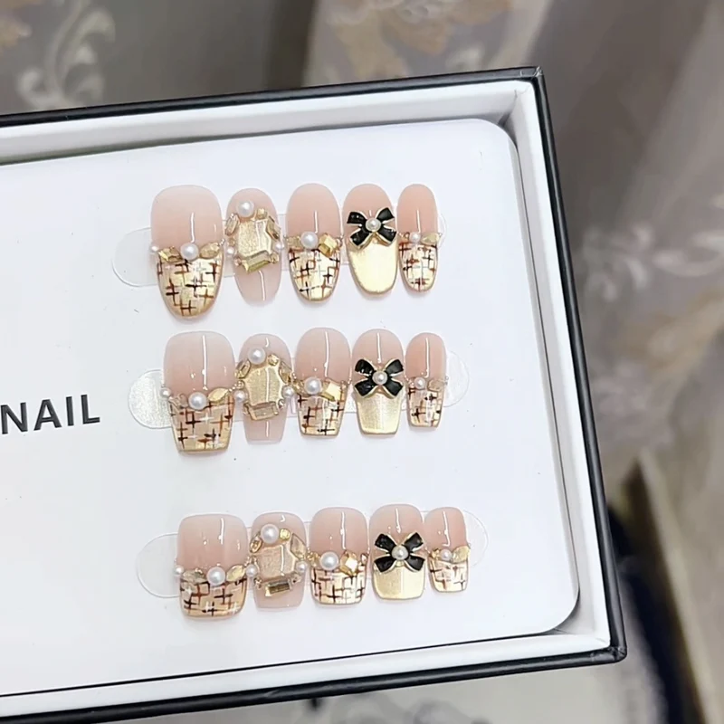 Luxe dekoratives Press-On Nageldesign Set Karnz