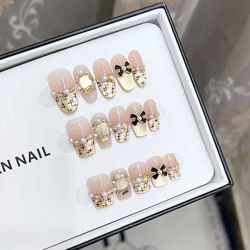 Luxe dekoratives Press-On Nageldesign Set Karnz