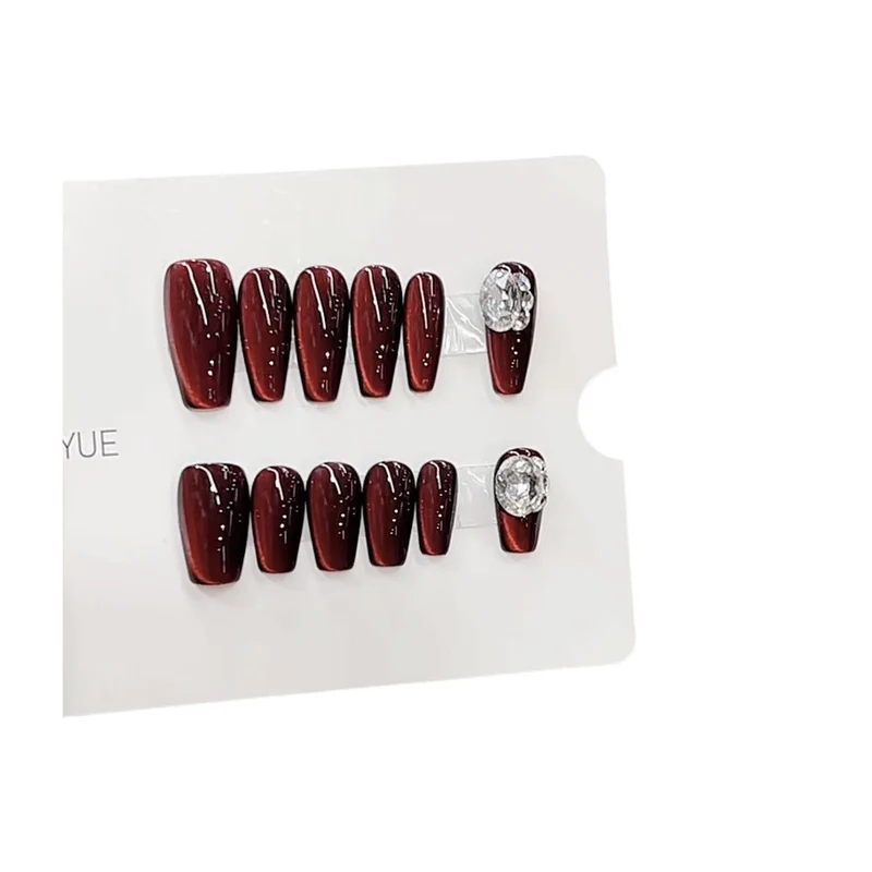 Glänzendes Stiletto Press-On Nagelset mit dekorativen Edelsteinen Karnz