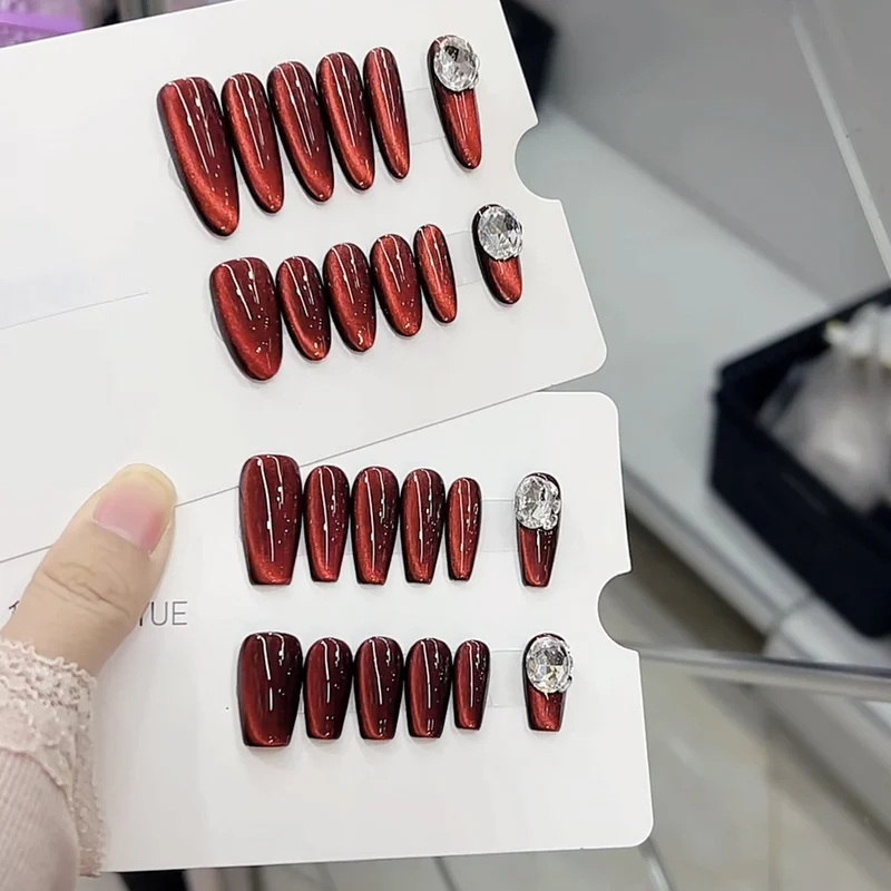 Glänzendes Stiletto Press-On Nagelset mit dekorativen Edelsteinen Karnz