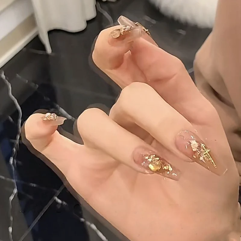 Glänzendes Press-On-Nagelset mit dekorativen metallischen Akzenten Karnz