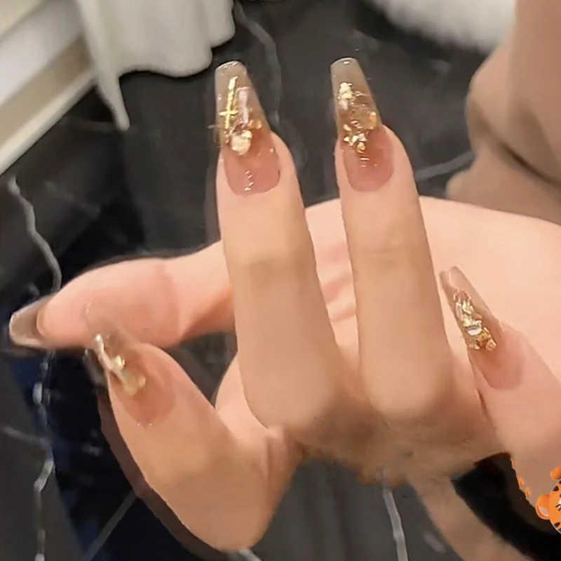 Glänzendes Press-On-Nagelset mit dekorativen metallischen Akzenten Karnz