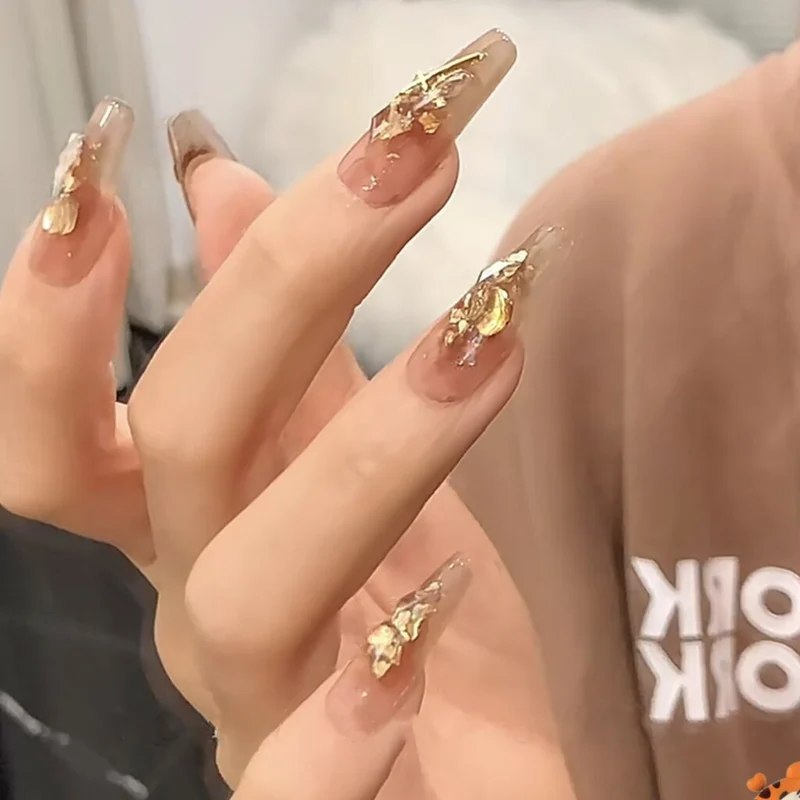 Glänzendes Press-On-Nagelset mit dekorativen metallischen Akzenten Karnz