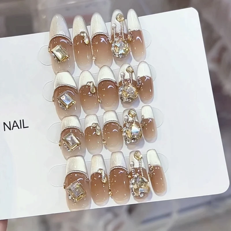 Glamouröse mit Strass dekorierte Press-On Nagelset Karnz