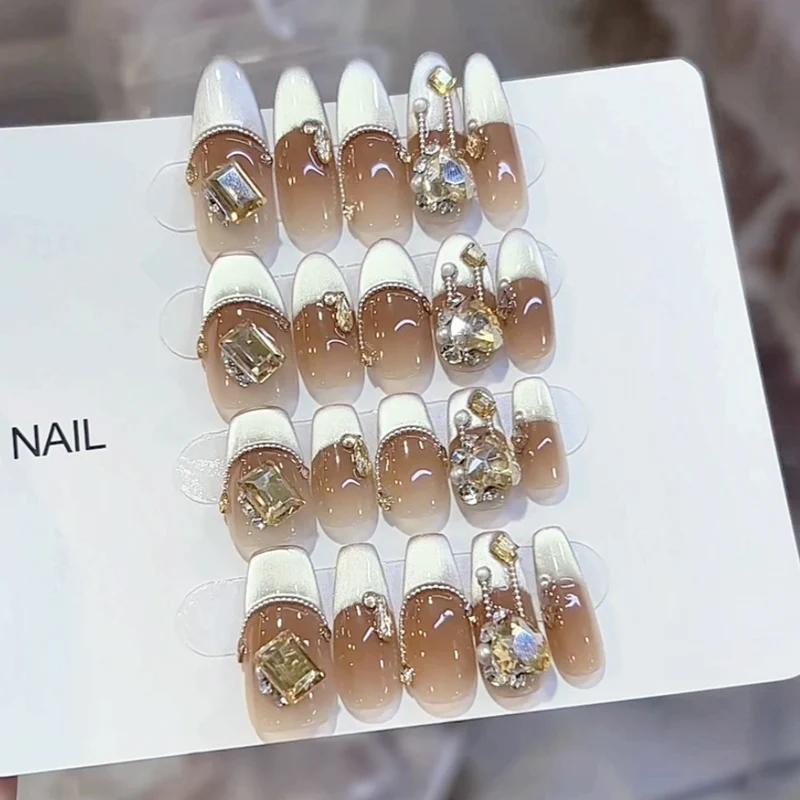 Glamouröse mit Strass dekorierte Press-On Nagelset Karnz