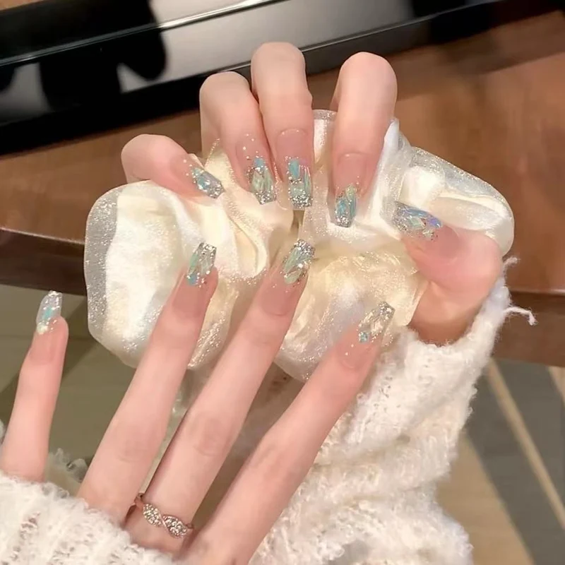 Glamouröses, mit Kristallen akzentuiertes Press-On-Nagelset Karnz