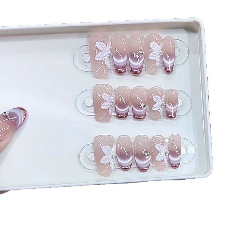 Blumeninspiriertes Press-On-Nagel-Set Karnz