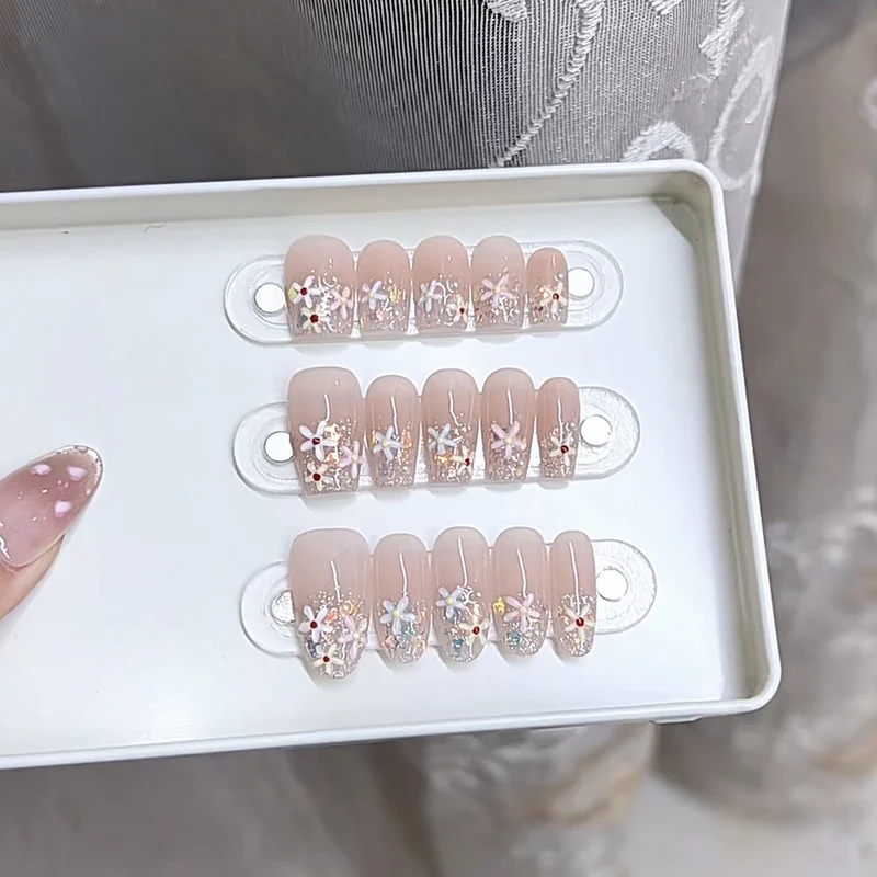 Blumeninspiriertes dekoratives Press-On-Nagel-Set Karnz