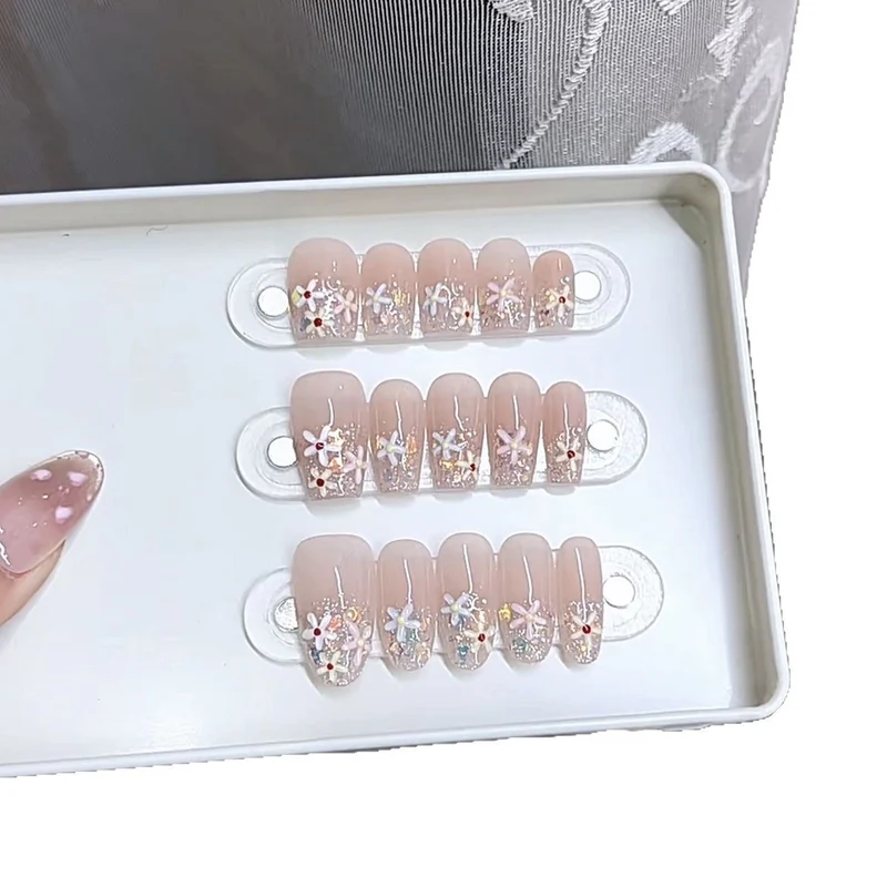 Blumeninspiriertes dekoratives Press-On-Nagel-Set Karnz