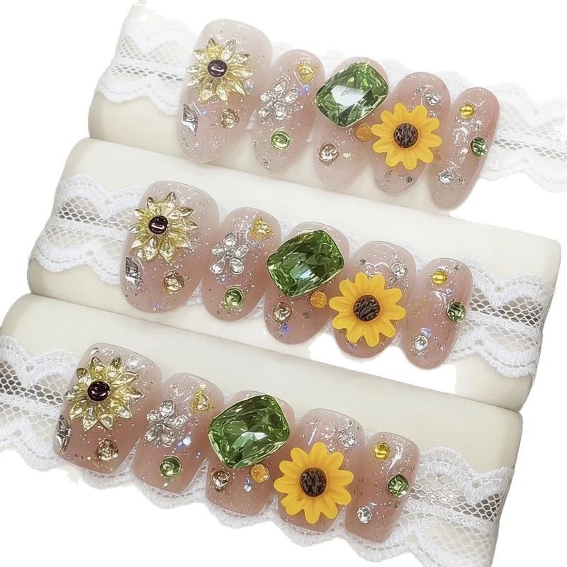 Blumenverzierte Press-On Nägel Karnz