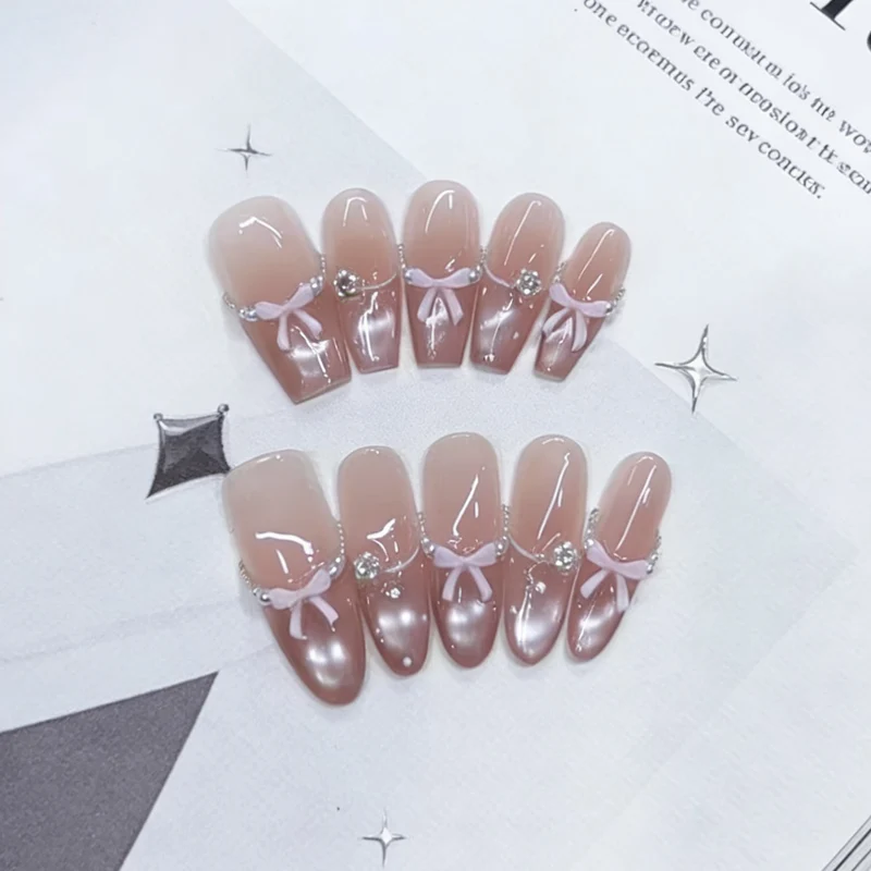 Dekoratives Press-On-Nagelset mit elegantem Bogen und Schmuckakzenten Karnz