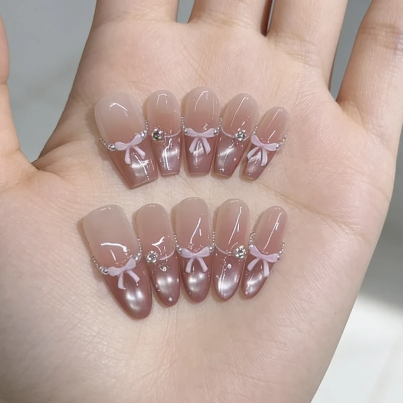 Dekoratives Press-On-Nagelset mit elegantem Bogen und Schmuckakzenten Karnz