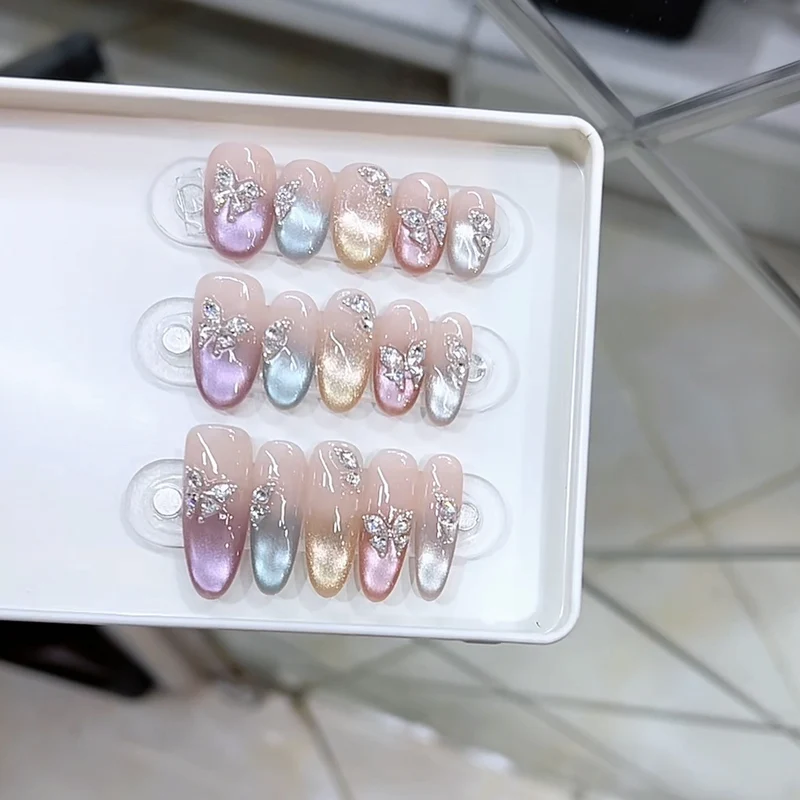 Dekoratives Press-On Nagelset mit Schmetterlingsakzenten Karnz