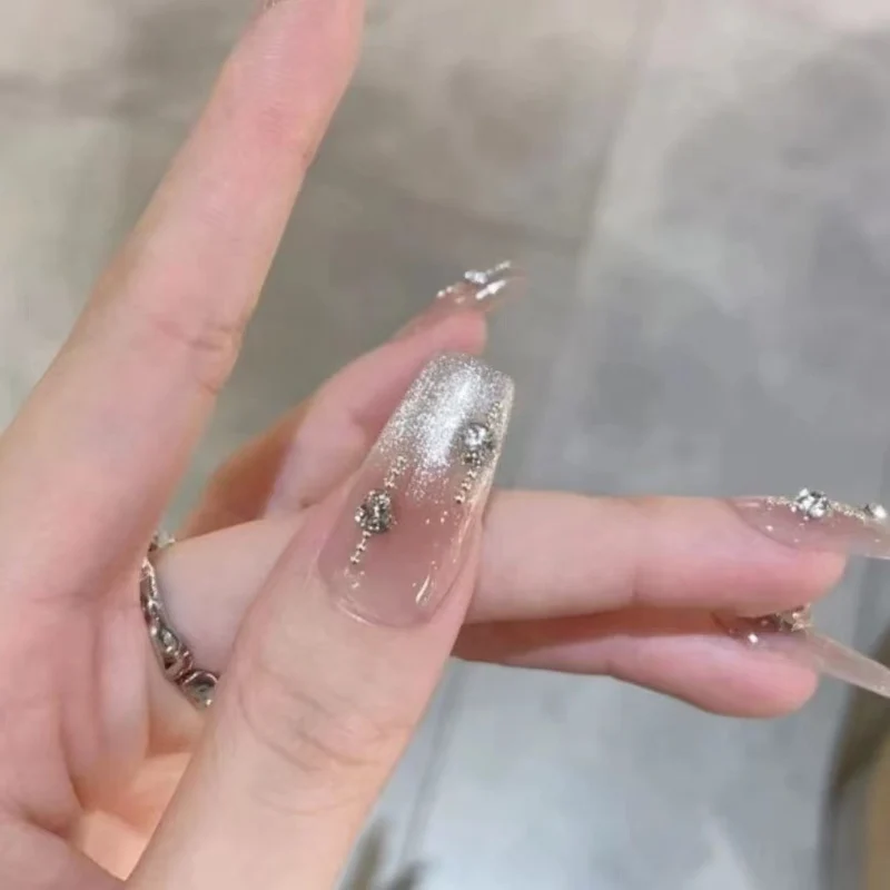 Dekorative Press-On Nagelkunst mit funkelnden Akzenten Karnz