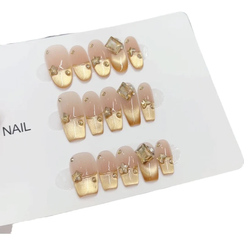 Dekorative Press-On Nagelkunst mit Kristallakzenten Karnz