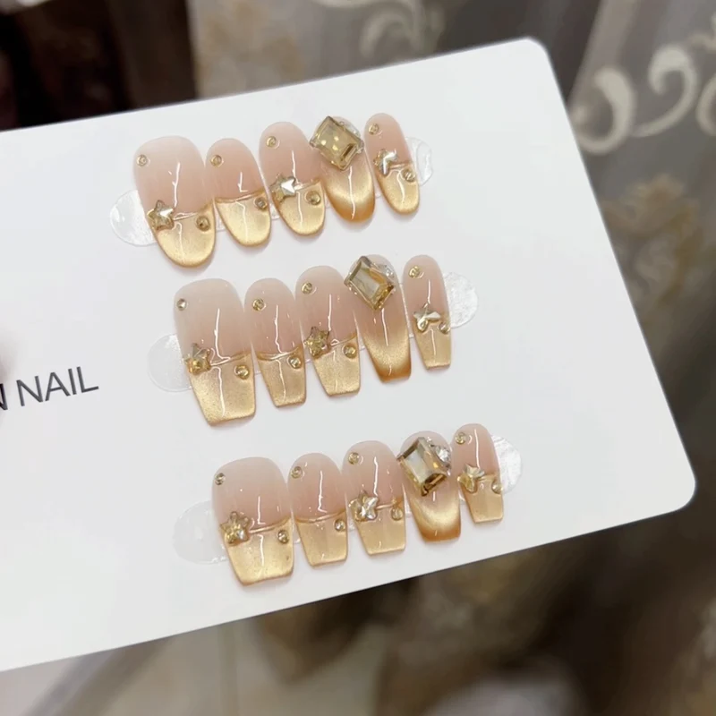 Dekorative Press-On Nagelkunst mit Kristallakzenten Karnz