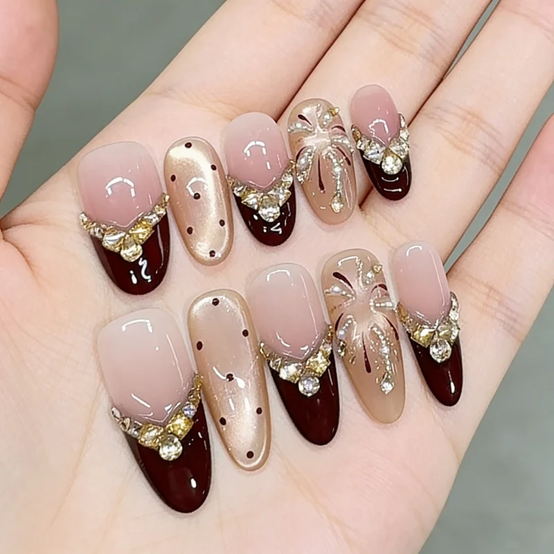 Dekoratives Press-On-Nagelkunst-Set mit luxuriösen Edelsteinakzenten Karnz