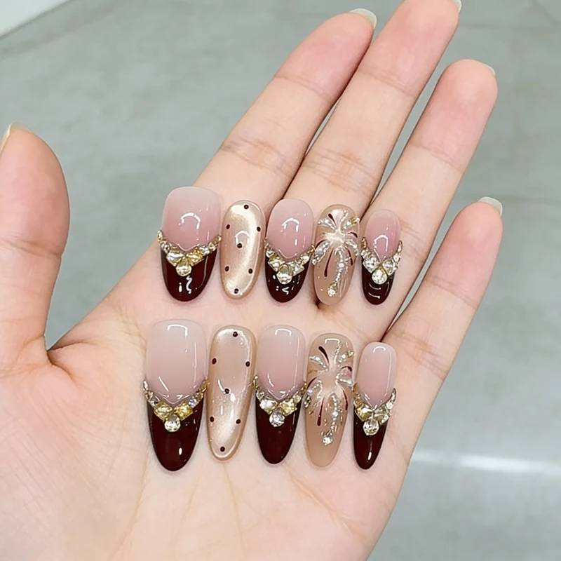 Dekoratives Press-On-Nagelkunst-Set mit luxuriösen Edelsteinakzenten Karnz