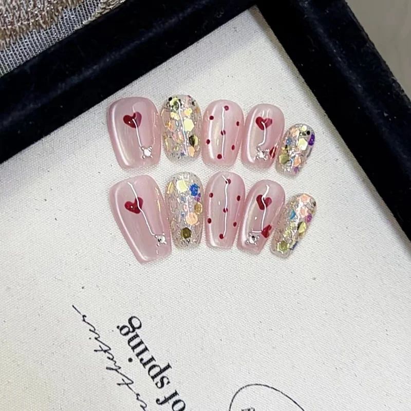 Dekoratives Press-On Nagelkunst Set mit Herz- und Glitzerdesigns Karnz