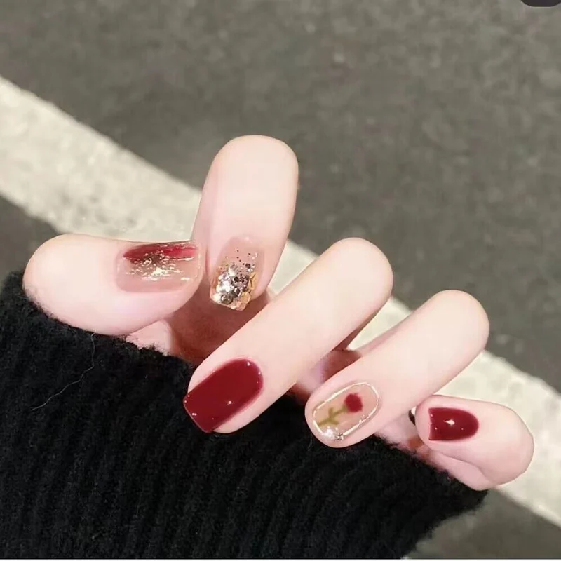Dekoratives Press-On Nail Art Set mit Glitter und floralen Akzenten Karnz