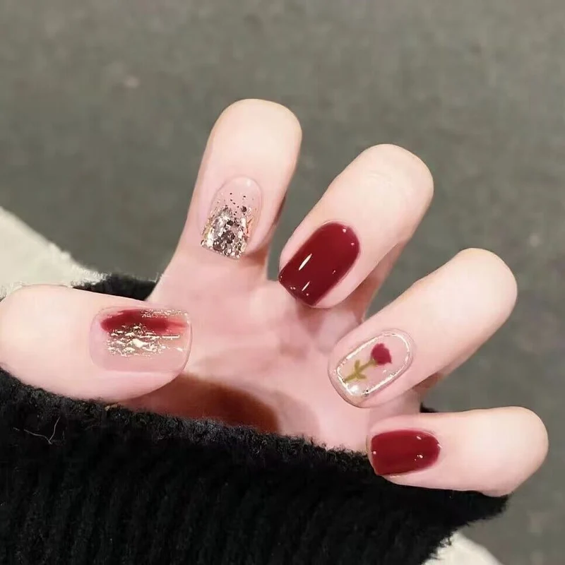 Dekoratives Press-On Nail Art Set mit Glitter und floralen Akzenten Karnz