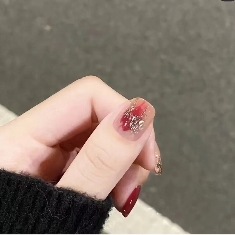 Dekoratives Press-On Nail Art Set mit Glitter und floralen Akzenten Karnz